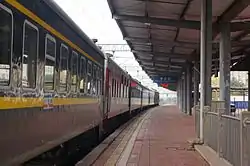 東郷駅のホーム