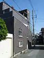 外壁西面　1階は、建築当時の水路に沿った曲面となっている。