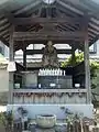 地蔵堂（納骨堂）　片脚のみ組まれた地蔵菩薩が特徴。