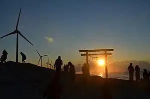 国安海岸の鳥居と初日の出（2016年1月1日撮影）