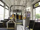 前後車体は床上高さが1段高くなっている