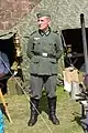 陸軍略帽をかぶり陸軍野戦服を着る歴史再現イベント(英語版)参加者