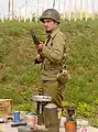 M1941フィールドジャケットの上にM1936ピストルベルトを装着し、M1910水筒をぶら下げるイベント参加者(2017年フランス・ベルフォールでの歴史再現イベント)