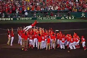 リーグ優勝決定後胴上げされる緒方（2017年9月18日阪神甲子園球場にて）