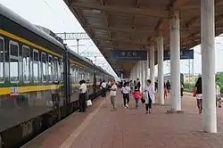 余江駅のホーム