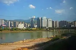 沙渓を隔てて望む徐碧街道のビル群