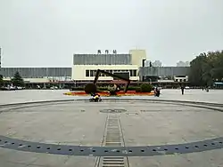 焦作駅駅舎と駅前広場
