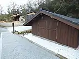 新たに扉と鍵が取付けられた源泉と左奥見見える新棟。