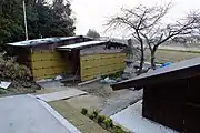 源泉小屋と今なお残る旧湯小屋。