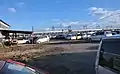 広大な空き地で、粛々と福祉車両や電気自動車等の廃車処理が進む。（2018年7月30日） 　※原版画像中にコモンズ仕様の刷込み解説あり。