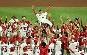 リーグ優勝決定後胴上げされる緒方（2018年9月26日MAZDA Zoom-Zoomスタジアム広島にて）
