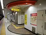 東京メトロ千代田線千駄木駅エレベータ専用改札等行きエレベータプラットホーム側出入口（2018年3月）