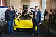 ダラーラ・ストラダーレを後ろに、関係者とのショット(本人・左) 2018年
