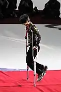 2018年ロステレコム杯金メダル。松葉づえ姿で表彰式に臨む羽生。