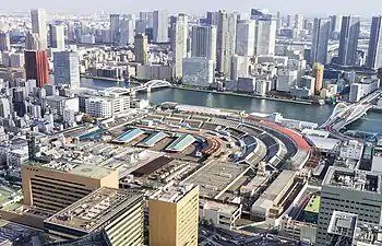 東京中央卸売市場築地市場（2018年閉鎖）と築地市場で競りにかけられる冷凍マグロ。西日本などから首都圏へ輸送される食料は東名で運ばれる。