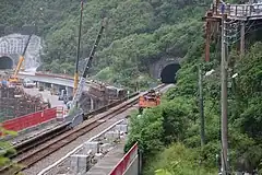 電化に伴い駅南側で新ルート切替工事が進められた(2019年)