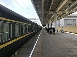 安仁駅のホーム