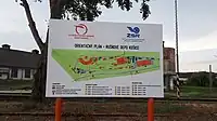 車両基地では二度の分社により施設単位で各社が使用している。ZSSKコシツェ地域管理区（OSD Košice）のZSSK施設が橙色、資材調達を行う国鉄の社内カンパニー・ŽSR配給調達センター社コシツェ配給所（CLaO SL Košice）などの国鉄施設が青色に分けられたコシツェ機関区の案内板（2019年）