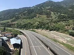 成昆線の列車内から望む京昆高速道路と安寧河