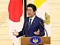 日本・バチカン首脳会談にて（2019年）。教皇冠の下部を赤色にしており、誤りとされる。