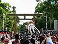 宮入りで大鳥大社 境内へ入っていくだんじり