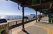 ホーム鎌倉方から藤沢方面を望む（2019年） - 写真中央の島が江の島