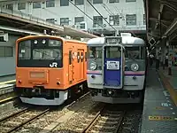 165系三鷹色で運行の「新幹線リレー」（右）
