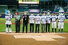 CPBL観客入場解禁初日となった富邦ガーディアンズの試合に駆けつけたユニフォーム姿の時中(中央の背番号『0』。2020年5月8日)