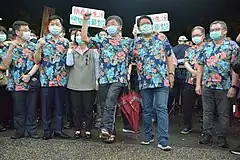 屏東県長潘孟安とともに墾丁を散策する時中らCECCのメンバー(2020年5月)