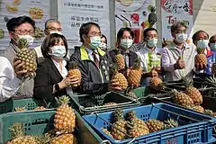 台南市長黄偉哲とともに農家支援を呼びかける副総統頼清徳(2021年2月28日)