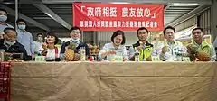 高雄市長陳其邁とともに農家支援を呼びかける総統蔡英文(2021年2月28日。高雄市大樹区)