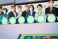 当駅での開業式典に参列した政治家（2021年4月25日）。