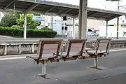 宇部新川駅4・3番線ホームのベンチ