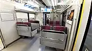 車端に設置されているクロスシート（1次車）右側は対面式のボックスタイプ