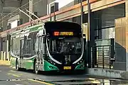 道路の内側（中央部分）に設置されたBRT用の駅に停車するトロリーバス（2021年撮影）