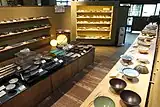 観光物産センター展示場。約60軒の丹波焼窯元の作品展示即売ギャラリー「窯元横丁」。