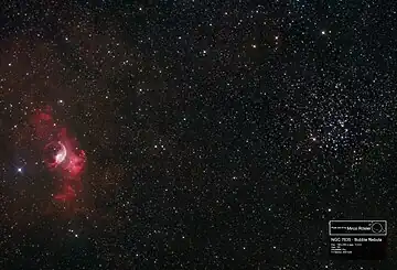 散開星団M52（右）と、バブル星雲の通称で知られる散光星雲NGC 7635（左）。