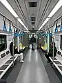 3次車の車内。2号線4次車の車内と似ているものの、つり革の色や車内のカラーリングが異なり、貫通路上部にあるLEDも設置されていない。