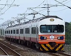ヘッドマークを掲げる引退列車