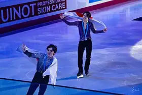 2022年ISUグランプリファイナルでウィニングランをする山本草太と宇野昌磨の写真