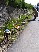 2023年(令和5年)春の益子陶器市のテント村「路地裏テント」名物「椅子の上の器たち」。