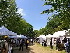 2023年（令和5年）春の益子陶器市のテント村「陶芸メッセ・益子」「芝生広場」 。