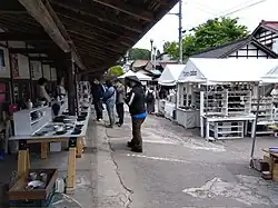 2023年(令和5年)春の益子陶器市テント村「KENMOKUテント土空間」「Gallery土空間」前:見目陶苑。