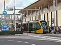 大勢の見物人に見送られながら芳賀・高根沢工業団地へ向かう営業一番列車（2023年8月26日）