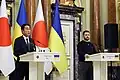 共同記者会見を行う岸田とゼレンスキー