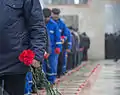 墓地にカーネーションを捧げる人々