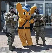 警視庁公式マスコットのピーポくんの着ぐるみ。(中央)。