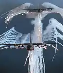フレアを発射する空軍特殊作戦コマンドのMC-130P