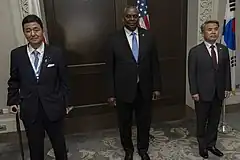 左から岸、米国のロイド・オースティン国防長官、韓国の李鐘燮国防部長官（2022年6月11日）
