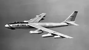 飛行するB-47E-55-BW 51-2394号機(第22爆撃航空団所属、1960年撮影)